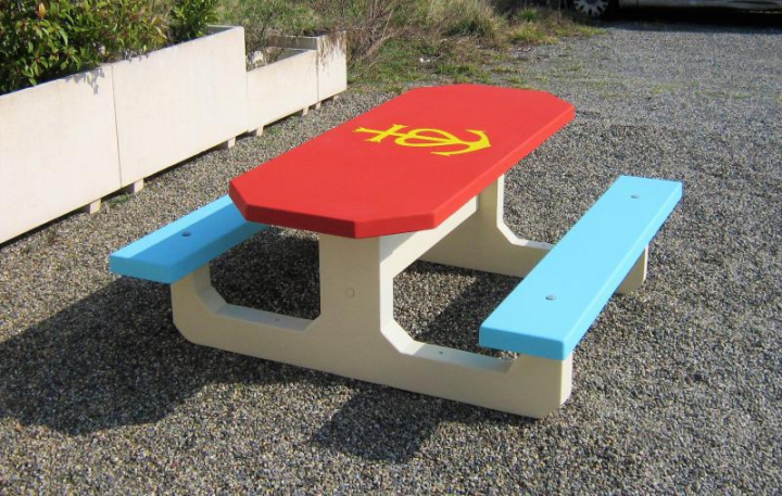 Table octogonale avec logo Manade